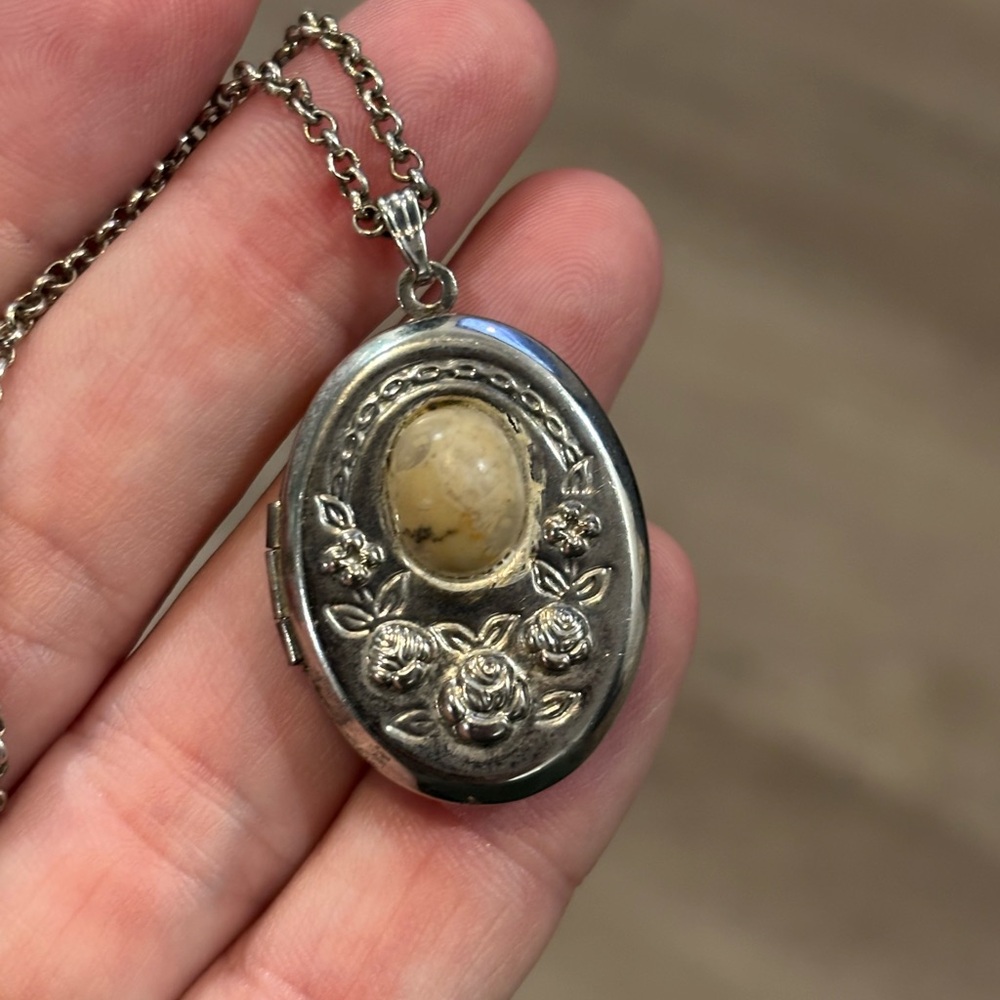 Vintage Oval shaped Floral Silver Locket Necklace with Agate Stone